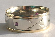 4-Direction Design - PlrSt2e Platinum with yellow gold ribs with 2mm peridots and amethyst